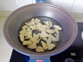 冬笋冷水下锅，加盐，白酒焯水。
