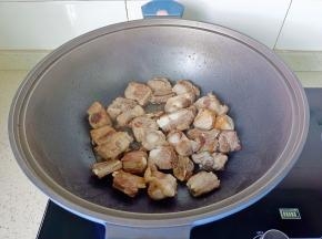 锅里放适量的食用油，放排骨翻炒到表面微