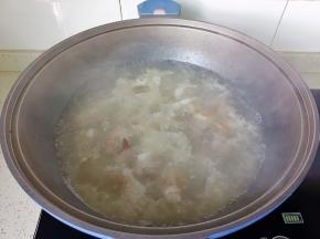 加入适量的开水没过排骨黄（排骨先炒再炖，再加开水炖煮，这样的汤汁必定又浓又白）