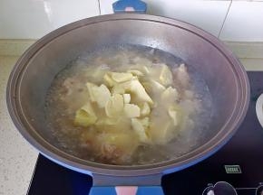 加入焯好水的冬笋，炖煮半小时