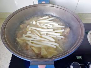 再加入海鲜菇炖15分钟