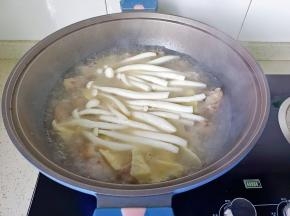 再加入海鲜菇炖15分钟