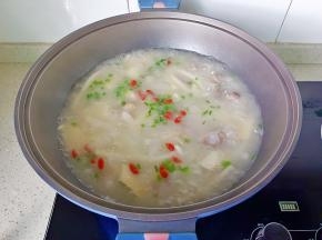 加盐，鸡精调味，撒点葱花即可