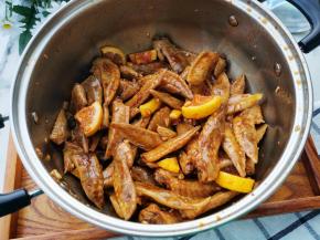 抓拌均匀静候1小时以上就可以开吃啦。