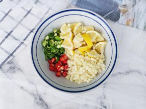 柠檬洗净去籽切块，辣椒切圈，大蒜切末。