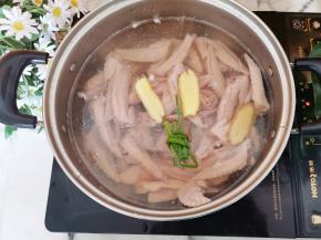 鸡尖凉水入锅，加葱姜、料酒煮出浮沫捞出，