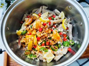 淋入一袋酸辣汁。