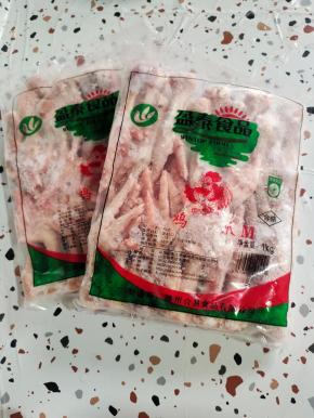 市场买回来的鸡爪3袋！（拍照的时候有一袋已经剪开，倒在盆子里了，就没有一起拍！图片上才显示2袋！）