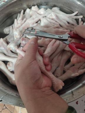 鸡爪温水解冻以后，把鸡爪上的指甲都剪掉！