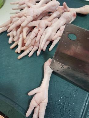 把鸡爪图片上的位置划一刀！