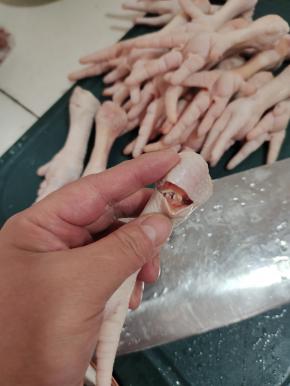 这里面特别脏，黏黏糊糊的，划一刀，可以把里面的脏东西焯水的时候，焯出来！