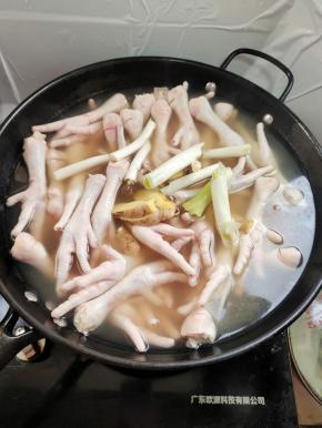 锅里烧水，放入少许盐，再往里加几滴白醋（加入白醋，可以使鸡爪焯水的时候不容易破，有劲道性，好扒！）再把鸡爪放里面，来点大块的葱姜，花椒，八角，料酒！