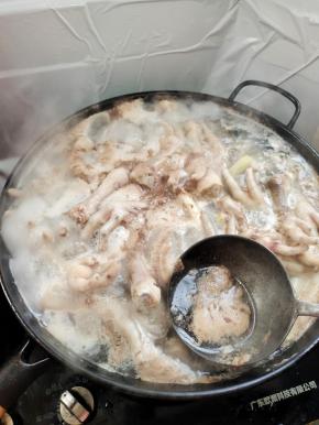 水开后，把里面的血沫往出打一打，打的时候尽量打的干净一点！