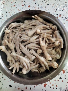捞出来，清洗干净表面的浮末。再过冷水！(冷水要多过几遍，等水拔凉拔凉的了，这样的话，鸡爪才更劲道！)再在冷水中浸泡30分钟！