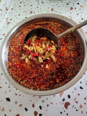 盆中放入蒜末，小米辣，姜丝，泡椒（泡椒水一起倒进去），剁椒，生抽，香醋，盐，鸡精，白糖，辣椒油，麻椒油，半杯凉开水，柠檬汁（没有柠檬汁可以用白醋来代替！）！