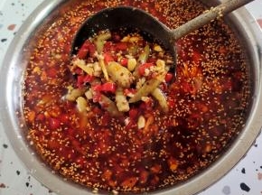 盆中放入蒜末，小米辣，姜丝，泡椒（泡椒水一起倒进去），剁椒，生抽，香醋，盐，鸡精，白糖，辣椒油，麻椒油，半杯凉开水，柠檬汁（没有柠檬汁可以用白醋来代替！）！