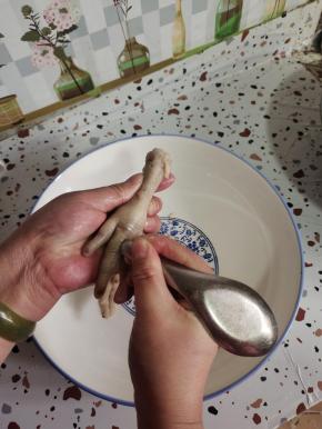等鸡爪彻底凉透了！用小刀或者铁勺子把鸡爪从头给它拉一下！每个鸡的爪子也拉一下！