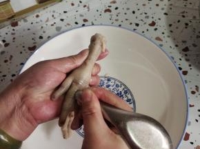 等鸡爪彻底凉透了！用小刀或者铁勺子把鸡爪从头给它拉一下！每个鸡的爪子也拉一下！