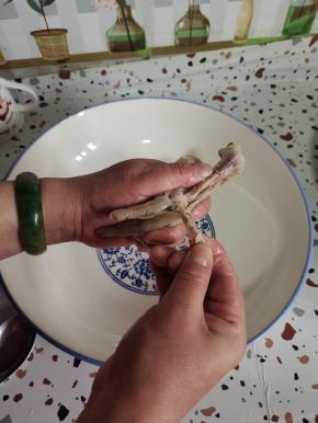 左右拧掰就下来了！