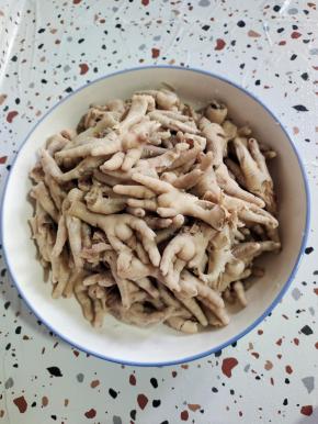 同样的方法把所有的鸡爪骨头都扒下来！