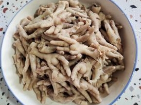 同样的方法把所有的鸡爪骨头都扒下来！