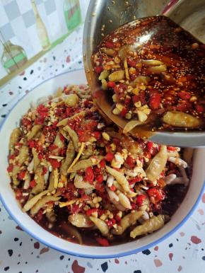 把调好的料汁儿搅拌均匀，倒在鸡爪里！给他拌匀！