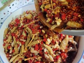 把调好的料汁儿搅拌均匀，倒在鸡爪里！给他拌匀！