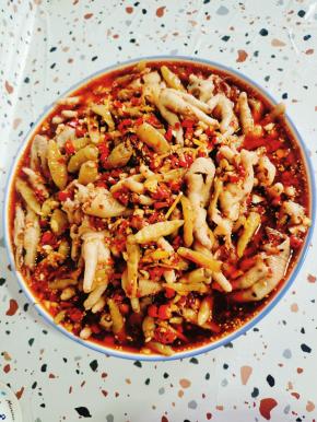 腌制两个小时，中途再给他拌匀一下！让它充分入味儿！