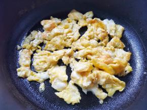 鸡蛋煎熟盛出备用。