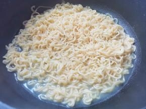 泡面煮熟。