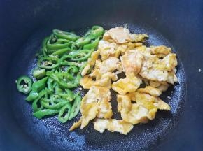 加入鸡蛋，