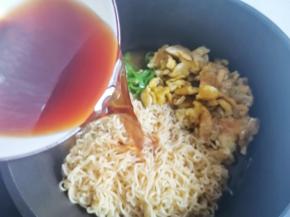 倒入2勺生抽，一勺蚝油，半勺老抽，一勺盐，