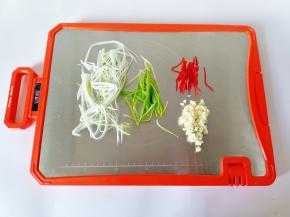 把大葱，葱，辣椒，蒜分别切好备用。