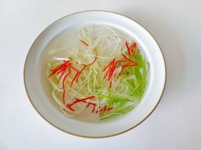 把切好的葱丝，辣椒丝放冷水浸泡出香辣味。