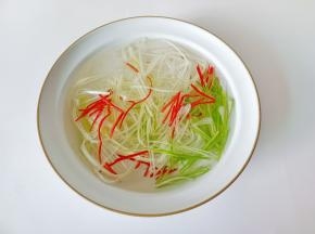 把切好的葱丝，辣椒丝放冷水浸泡出香辣味。