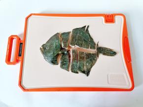 把多宝鱼处理干净，放砧板切成小块。