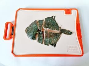 把多宝鱼处理干净，放砧板切成小块。
