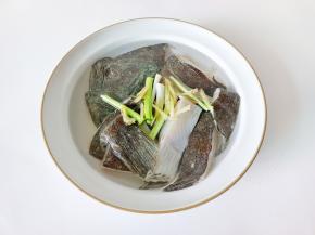 把多宝鱼放在清水里，加葱段，姜丝，盐浸泡5分钟，可以去除腥味。