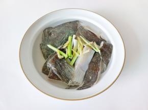 把多宝鱼放在清水里，加葱段，姜丝，盐浸泡5分钟，可以去除腥味。