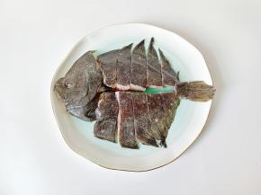 浸泡好多宝鱼依次码放盘子里，加料酒一勺，盐半勺。