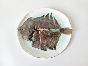 浸泡好多宝鱼依次码放盘子里，加料酒一勺，盐半勺。