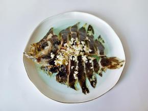 蒸好的多宝鱼撒上蒜末。