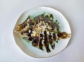 蒸好的多宝鱼撒上蒜末。