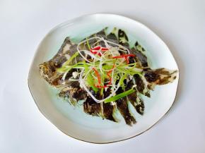 放上葱丝辣椒丝。