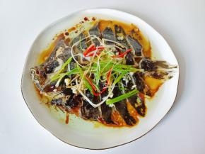 淋上热油，倒上蒸鱼豉油就可以吃了。