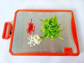 圆椒，辣椒，蒜分别切好备用。