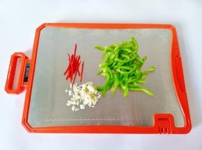 圆椒，辣椒，蒜分别切好备用。