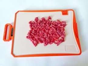 牛肉放砧板横着切成细丝。