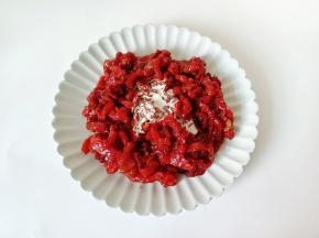 加稀释好的红薯，拌均匀后加点食用油锁住水分腌制10分钟。