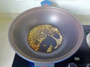 热锅凉油下蒜末炒香